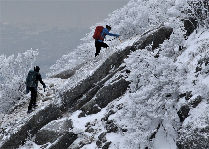 【画題】厳冬登攀　【撮影地】三重県三重郡菰野町　御在所岳